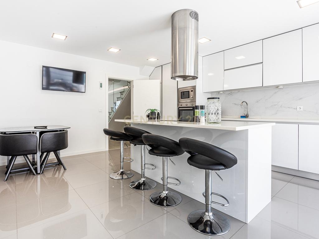 Moradia Contemporânea com Piscina a 5 minutos das praias da Costa da Caparica - Image 9