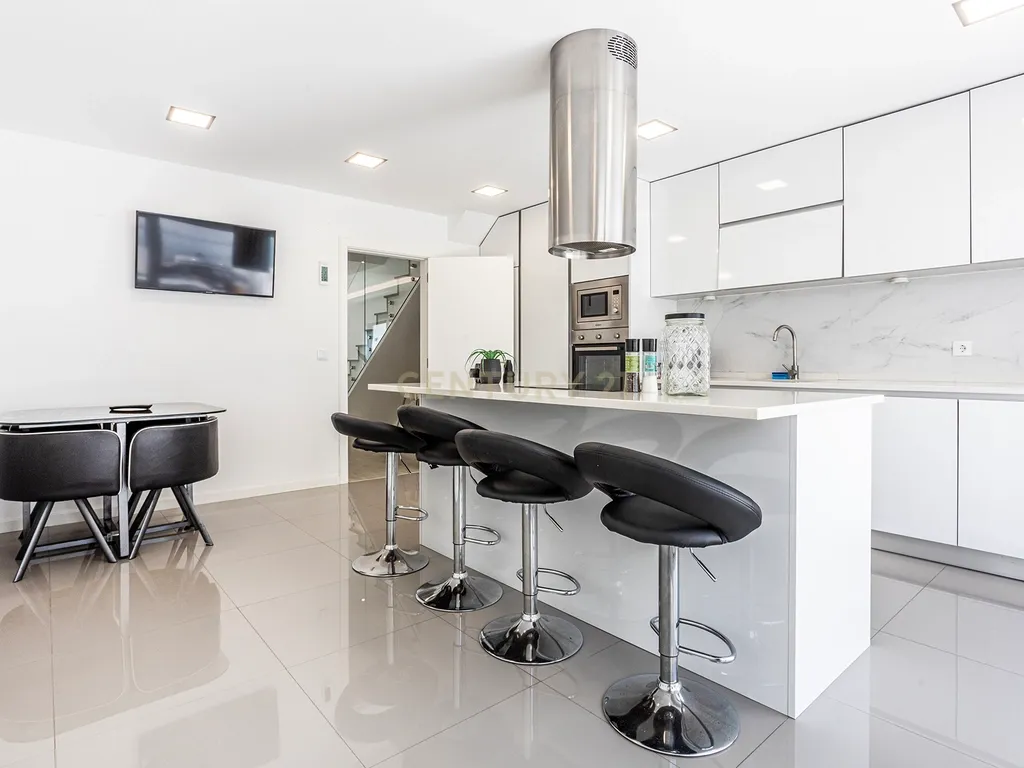 Moradia Contemporânea com Piscina a 5 minutos das praias da Costa da Caparica - Image 9