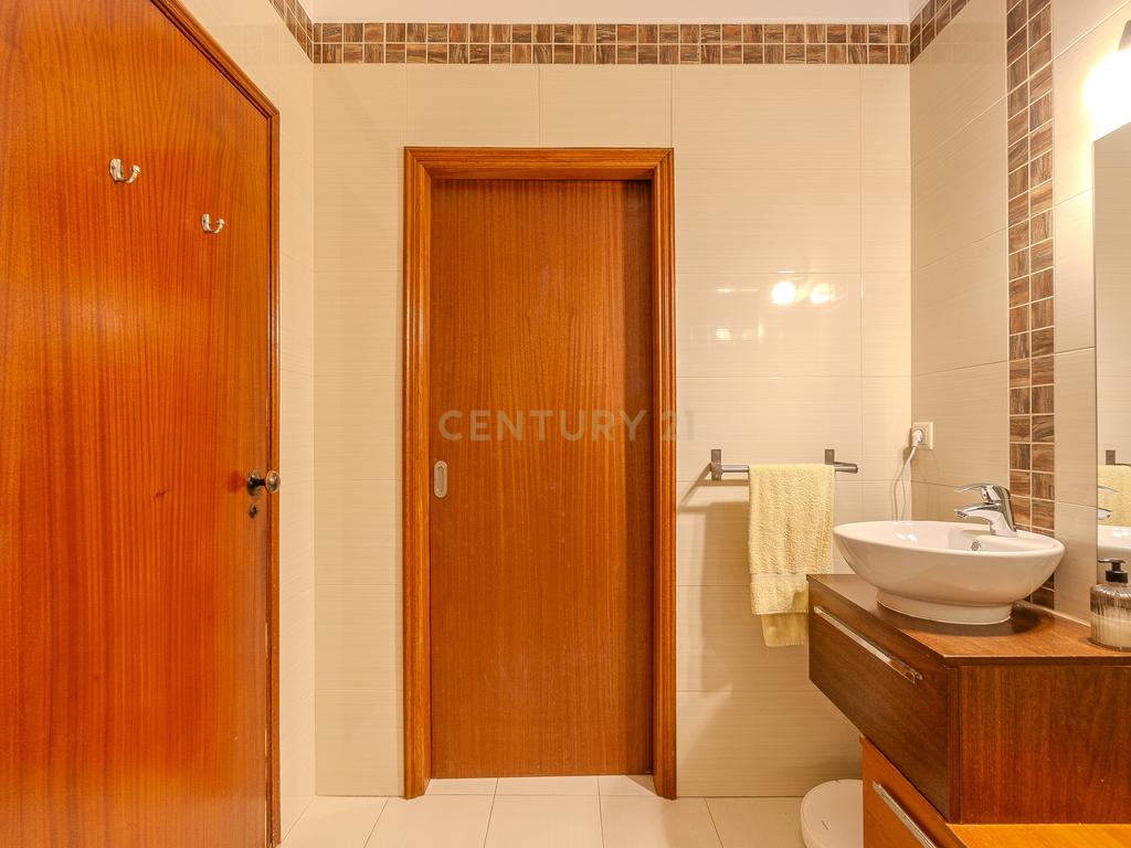 Apartamento T2 de 105m2 com Varanda e Vista Campo – Páteo, Albufeira - Image 13