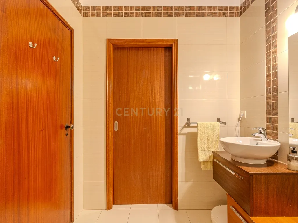 Apartamento T2 de 105m2 com Varanda e Vista Campo – Páteo, Albufeira - Image 13