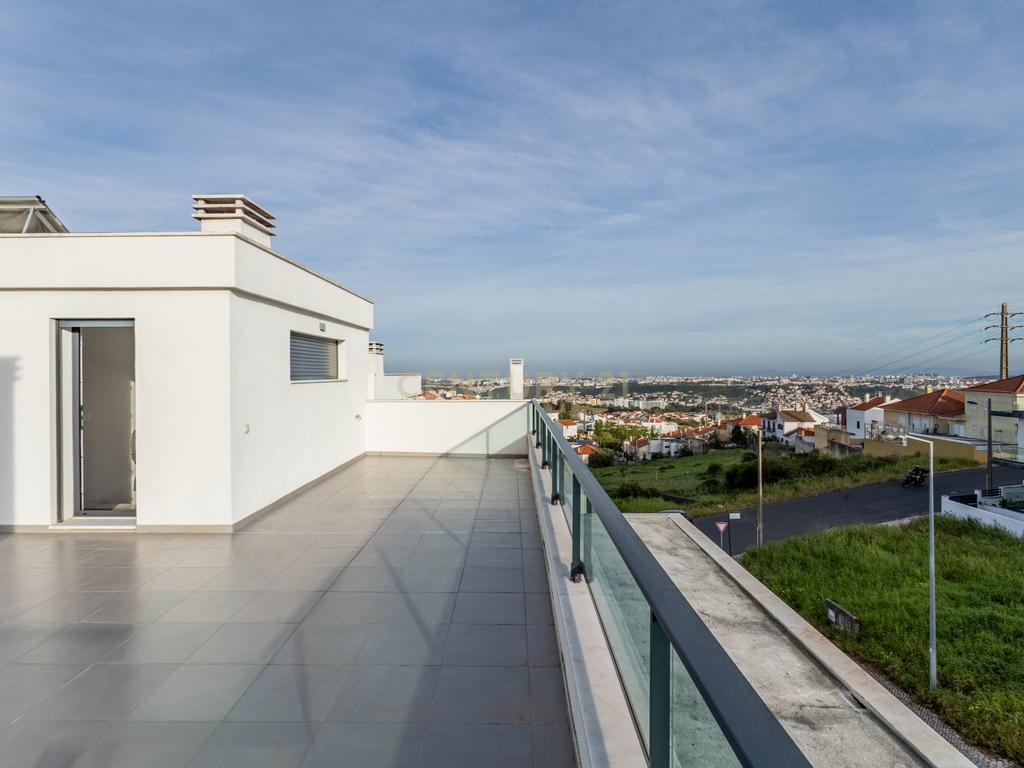 Luxuosa Moradia T5 em Odivelas com Vista Panorâmica - Image 30