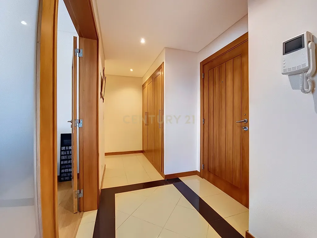 Apartamento T2 em Ponta Delgada com Garagem e Varanda - Image 14