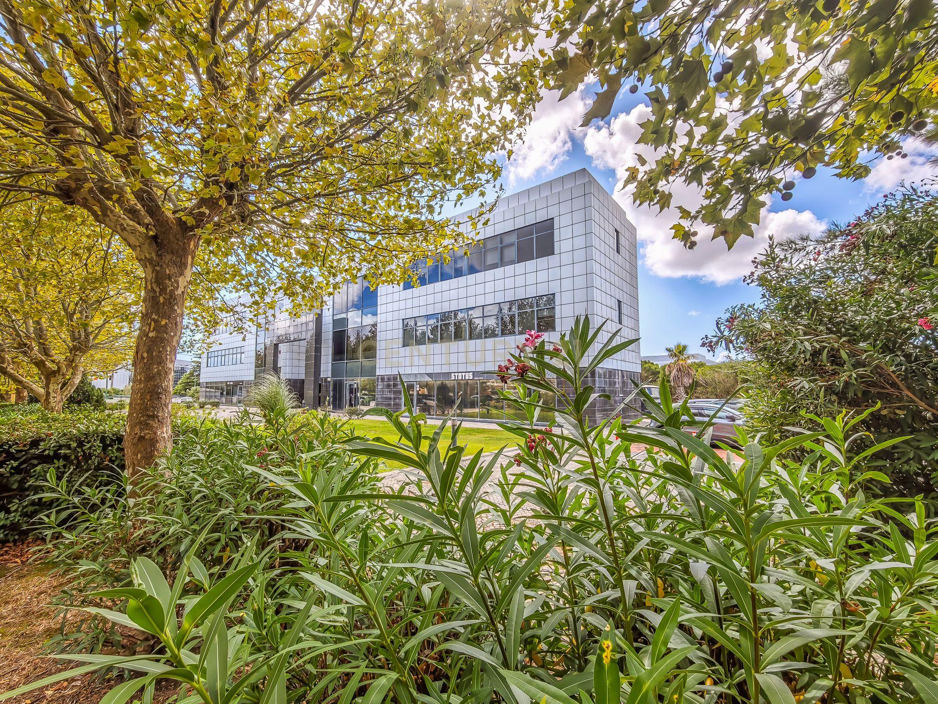 Fotografia 3 de Arrendamento de escritório com 2 salas de reuniões e sala comum | Arrecadação | 1 Parqueamento Beloura Office Park