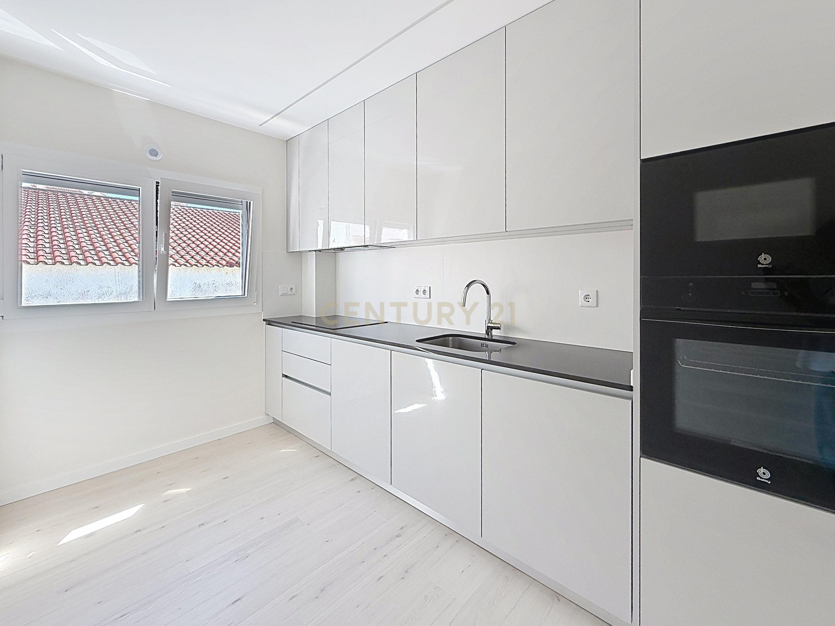 Fotografia 3 de Encantador Apartamento T2 na Praia de Pedrógão — Novo a Estrear | 235.000€