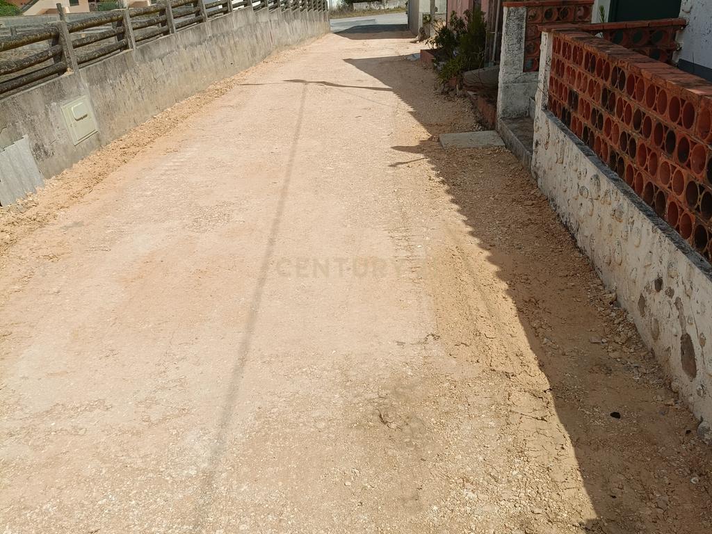 Reservado - Casa de Praia com vista lateral para o mar, com 2 garagens box, logradouro de boas dimensões, 3 quartos, a uma curta distância da praia paradisíaca de Vale Furado - Image 3