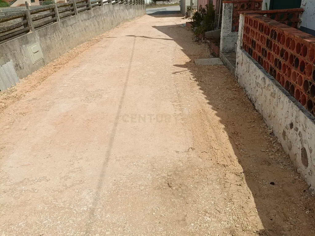 Reservado - Casa de Praia com vista lateral para o mar, com 2 garagens box, logradouro de boas dimensões, 3 quartos, a uma curta distância da praia paradisíaca de Vale Furado - Image 3