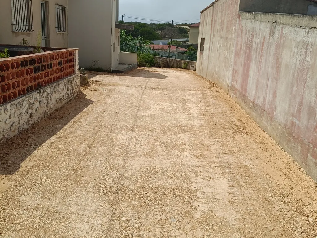 Reservado - Casa de Praia com vista lateral para o mar, com 2 garagens box, logradouro de boas dimensões, 3 quartos, a uma curta distância da praia paradisíaca de Vale Furado - Image 4