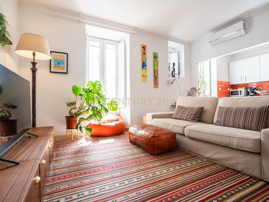 Apartamento T2 Duplex com Varandas em Campolide - Rua Marques da Fronteira - Image 6