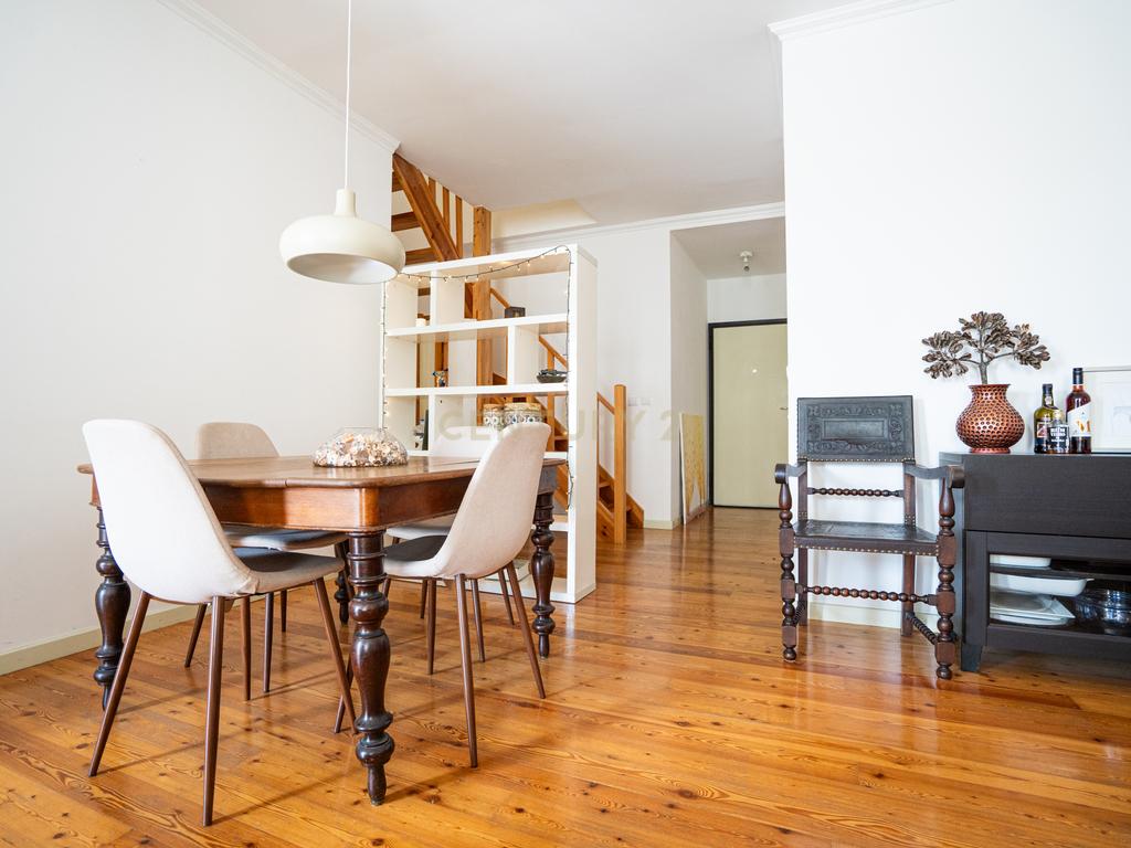 Apartamento T2 Duplex com Varandas em Campolide - Rua Marques da Fronteira - Image 8
