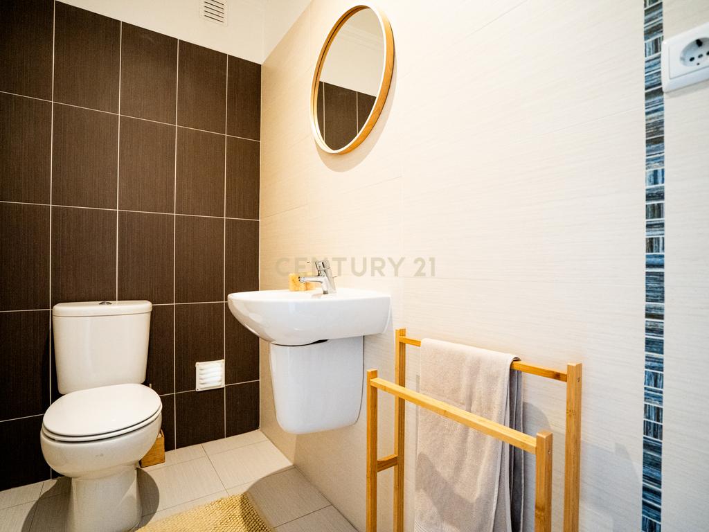 Apartamento T2 Duplex com Varandas em Campolide - Rua Marques da Fronteira - Image 36