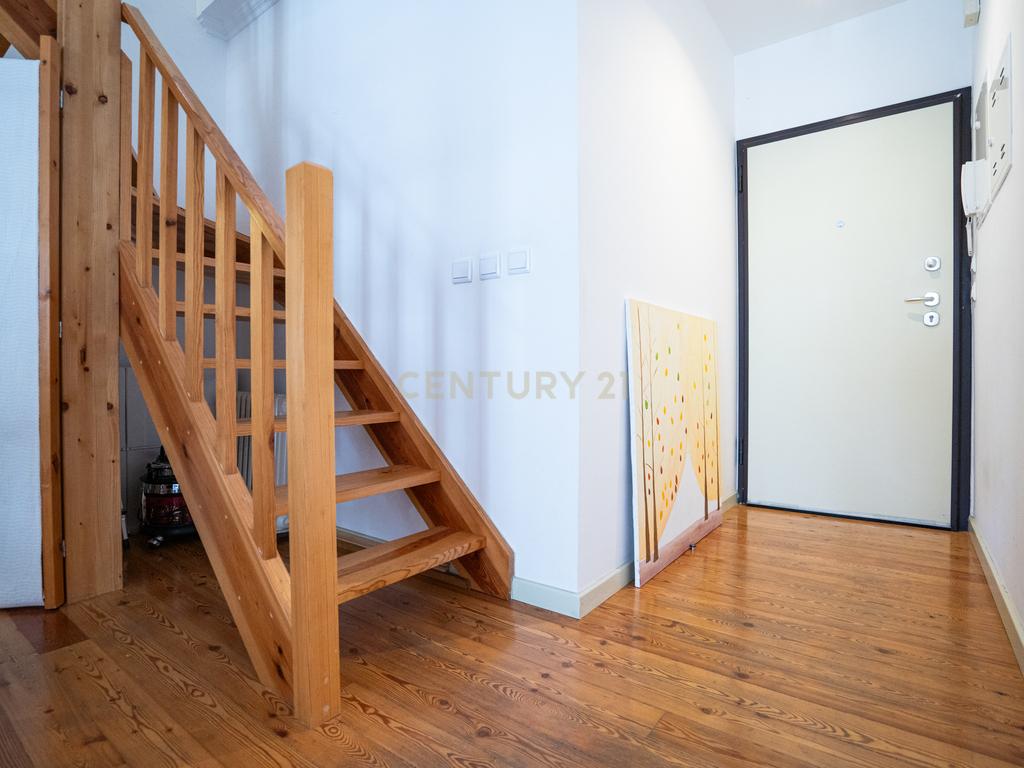 Apartamento T2 Duplex com Varandas em Campolide - Rua Marques da Fronteira - Image 10