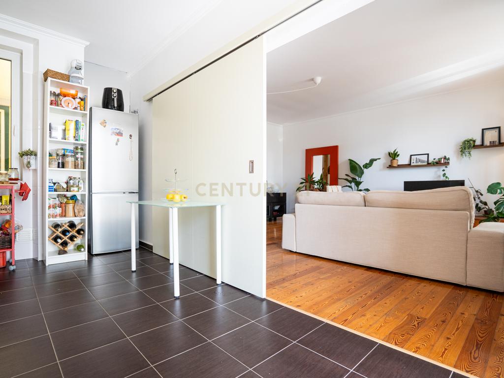 Apartamento T2 Duplex com Varandas em Campolide - Rua Marques da Fronteira - Image 12