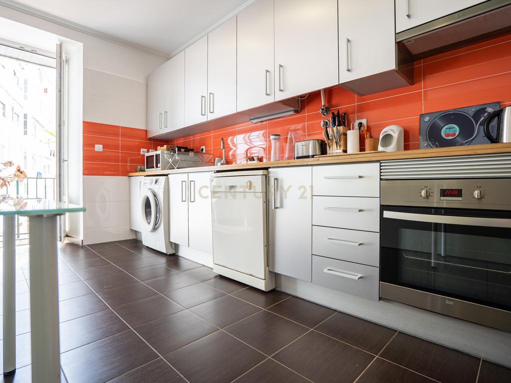 Apartamento T2 Duplex com Varandas em Campolide - Rua Marques da Fronteira - Image 13