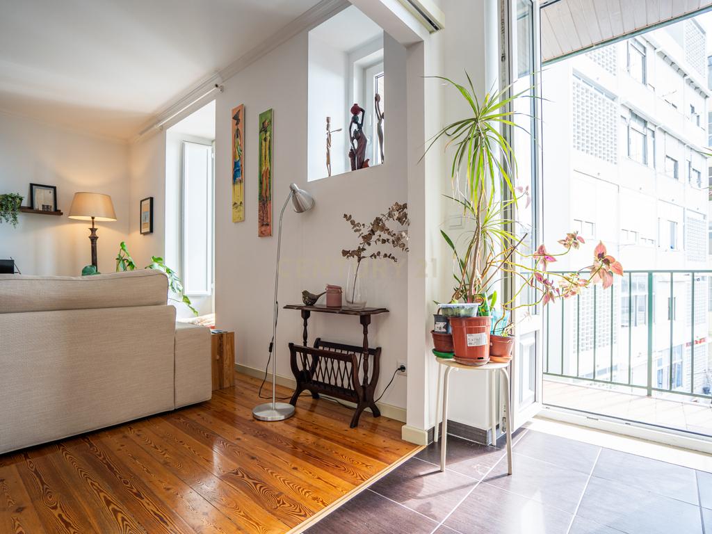 Apartamento T2 Duplex com Varandas em Campolide - Rua Marques da Fronteira - Image 15