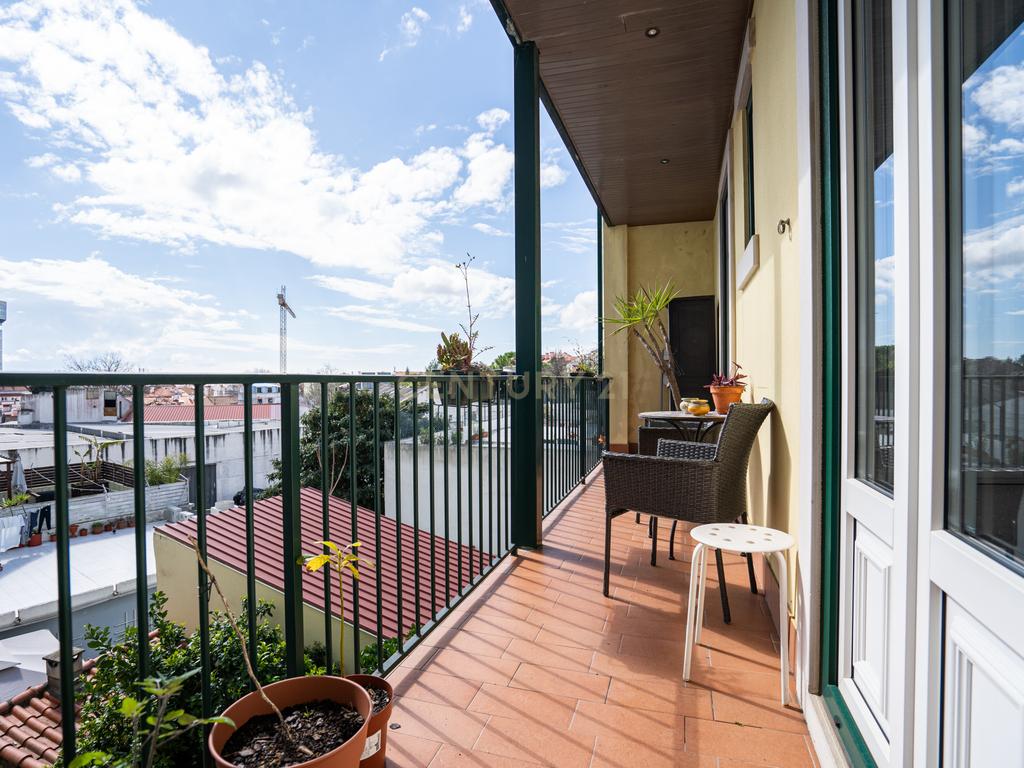 Apartamento T2 Duplex com Varandas em Campolide - Rua Marques da Fronteira - Image 16