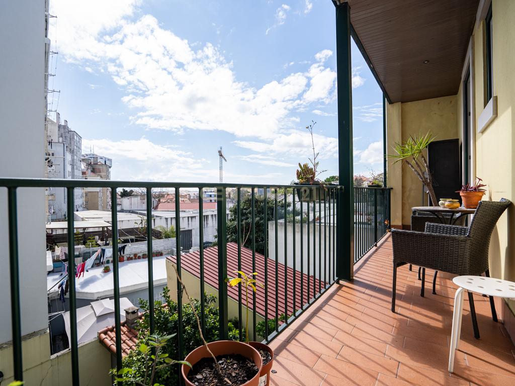 Apartamento T2 Duplex com Varandas em Campolide - Rua Marques da Fronteira - Image 17