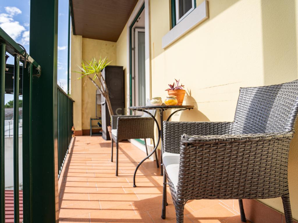 Apartamento T2 Duplex com Varandas em Campolide - Rua Marques da Fronteira - Image 18