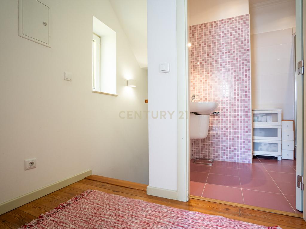 Apartamento T2 Duplex com Varandas em Campolide - Rua Marques da Fronteira - Image 20