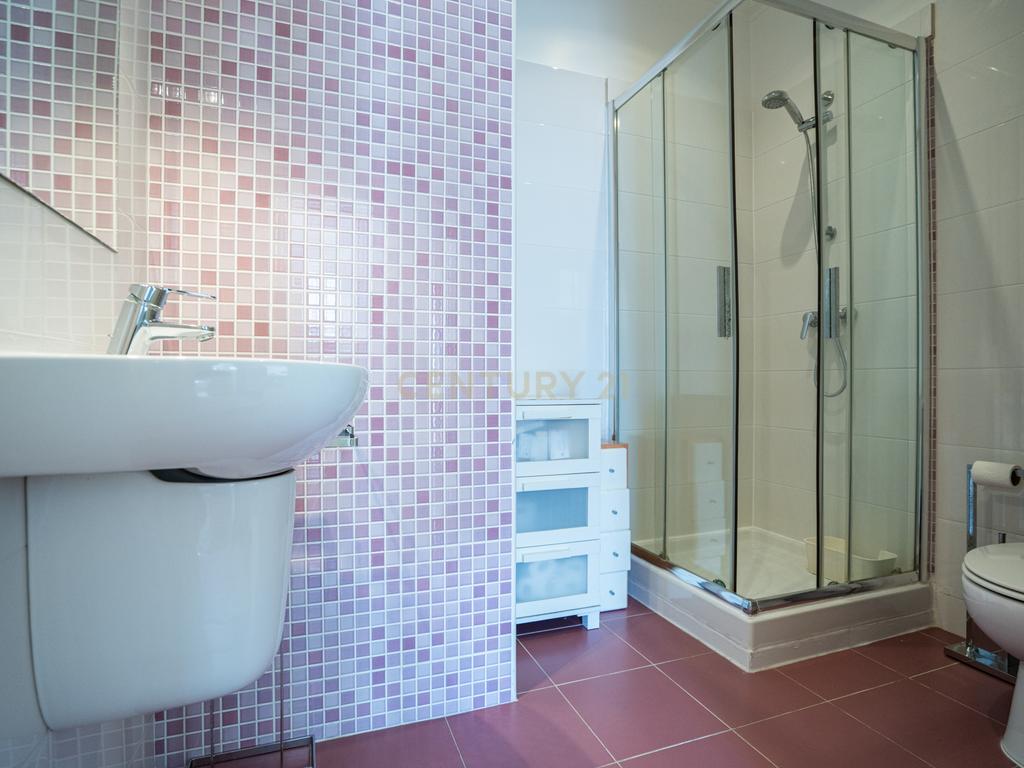 Apartamento T2 Duplex com Varandas em Campolide - Rua Marques da Fronteira - Image 21