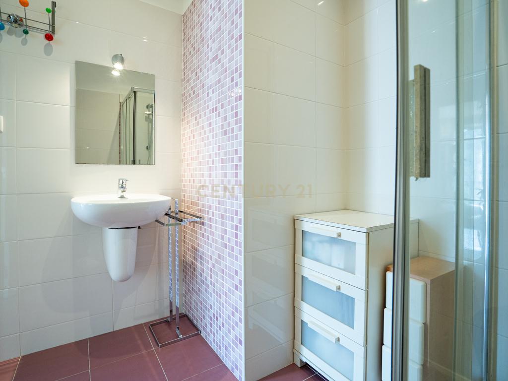 Apartamento T2 Duplex com Varandas em Campolide - Rua Marques da Fronteira - Image 22