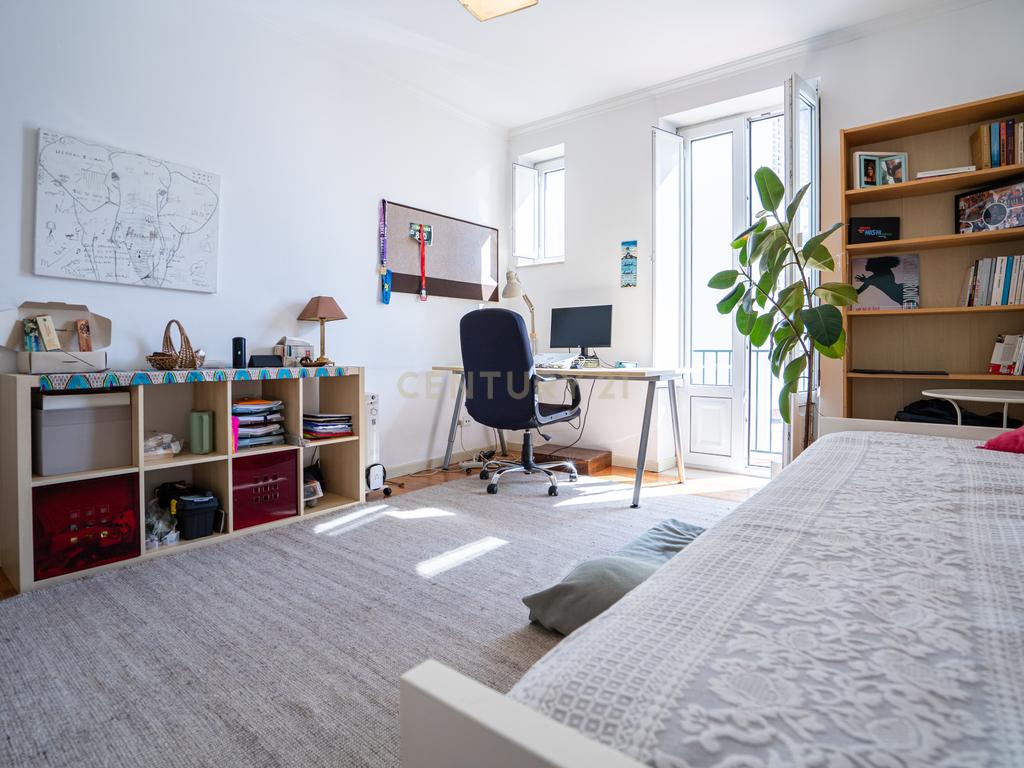 Apartamento T2 Duplex com Varandas em Campolide - Rua Marques da Fronteira - Image 24