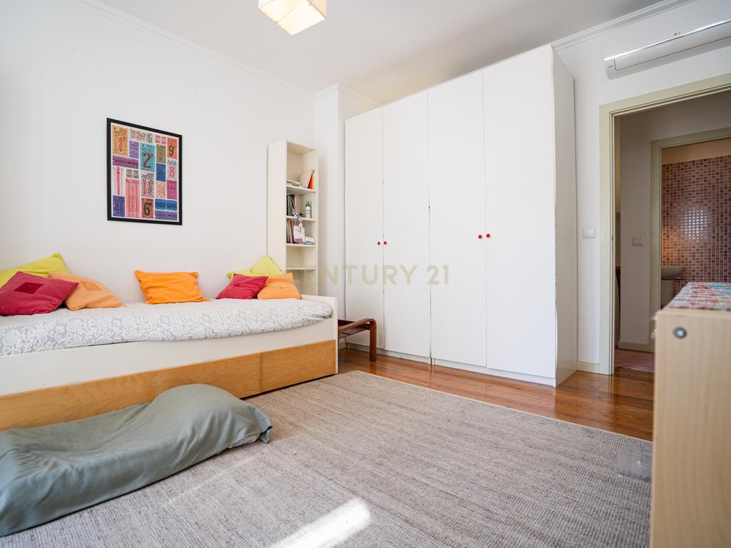 Apartamento T2 Duplex com Varandas em Campolide - Rua Marques da Fronteira - Image 25