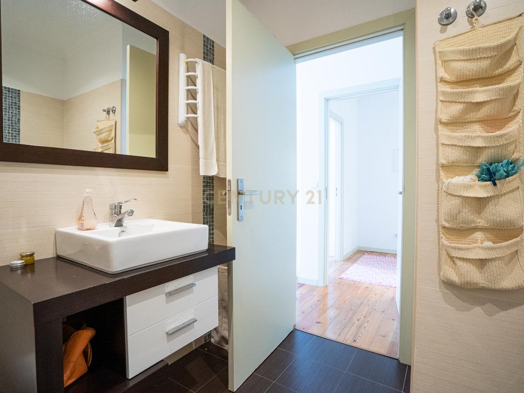Apartamento T2 Duplex com Varandas em Campolide - Rua Marques da Fronteira - Image 29