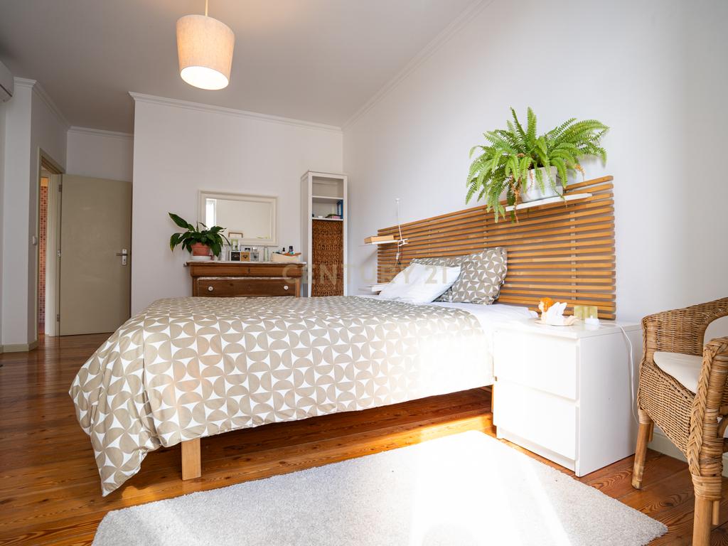 Apartamento T2 Duplex com Varandas em Campolide - Rua Marques da Fronteira - Image 27