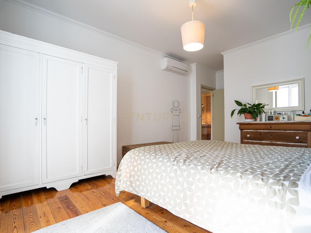 Apartamento T2 Duplex com Varandas em Campolide - Rua Marques da Fronteira - Image 31