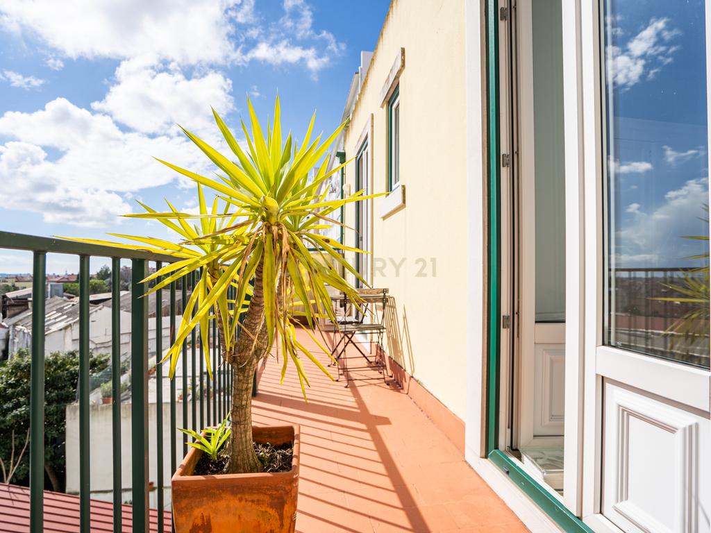 Apartamento T2 Duplex com Varandas em Campolide - Rua Marques da Fronteira - Image 37