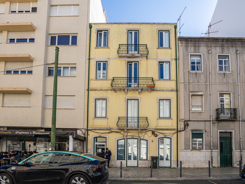 Apartamento T2 Duplex com Varandas em Campolide - Rua Marques da Fronteira - Image 34