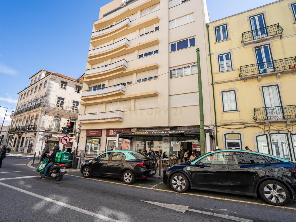 Apartamento T2 Duplex com Varandas em Campolide - Rua Marques da Fronteira - Image 33