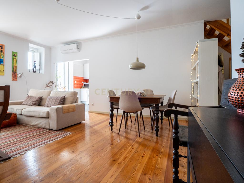 Apartamento T2 Duplex com Varandas em Campolide - Rua Marques da Fronteira - Image 2