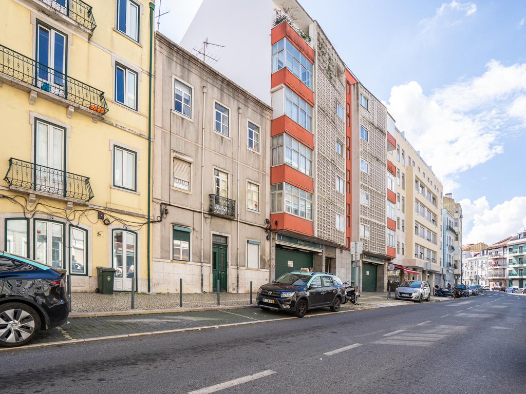 Apartamento T2 Duplex com Varandas em Campolide - Rua Marques da Fronteira - Image 35