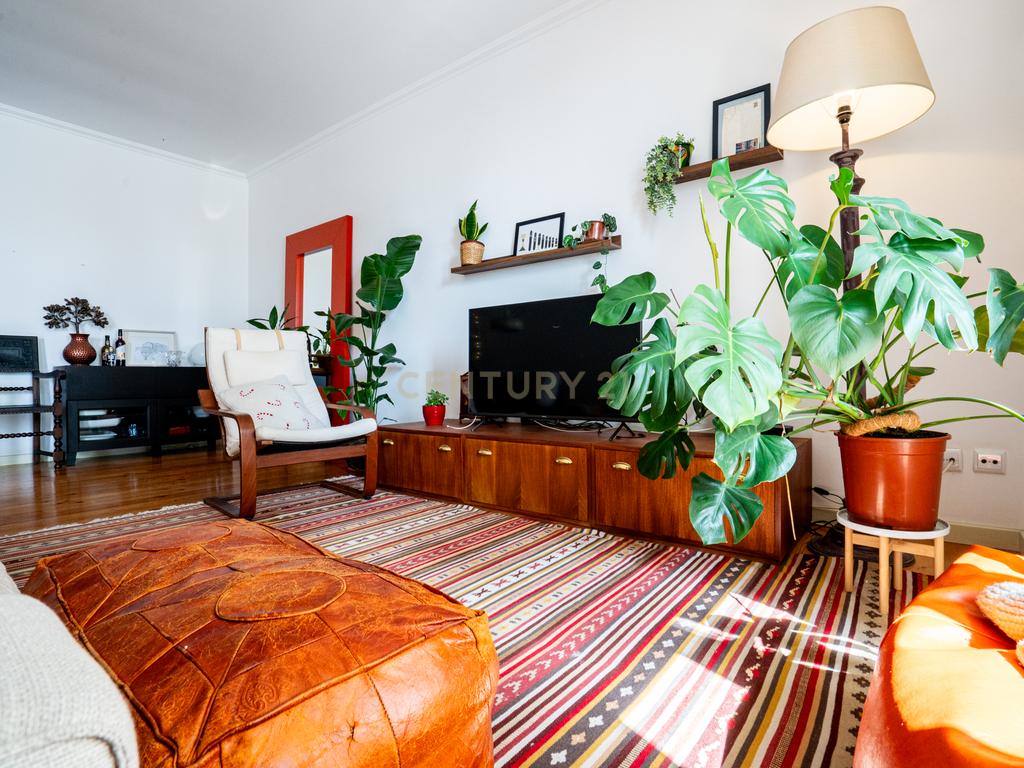 Apartamento T2 Duplex com Varandas em Campolide - Rua Marques da Fronteira - Image 5