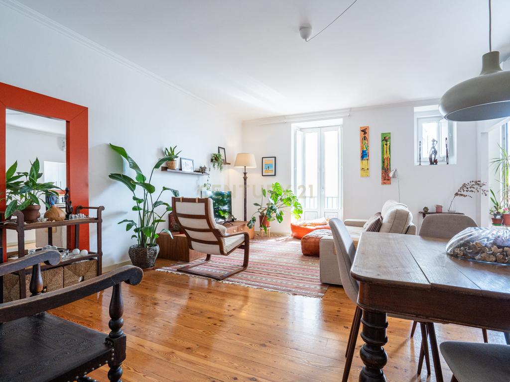 Apartamento T2 Duplex com Varandas em Campolide - Rua Marques da Fronteira - Image 1