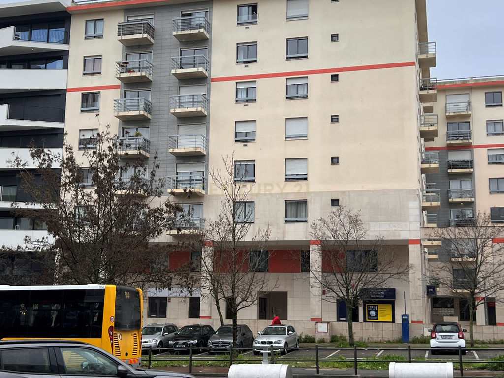 LUGAR DE GARAGEM NA AVENIDA DE BERLIM, OLIVAIS - Image 3
