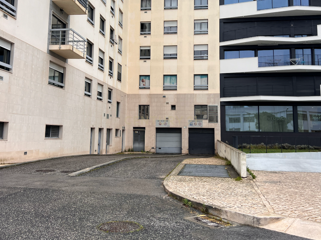 LUGAR DE GARAGEM NA AVENIDA DE BERLIM, OLIVAIS - Image 2