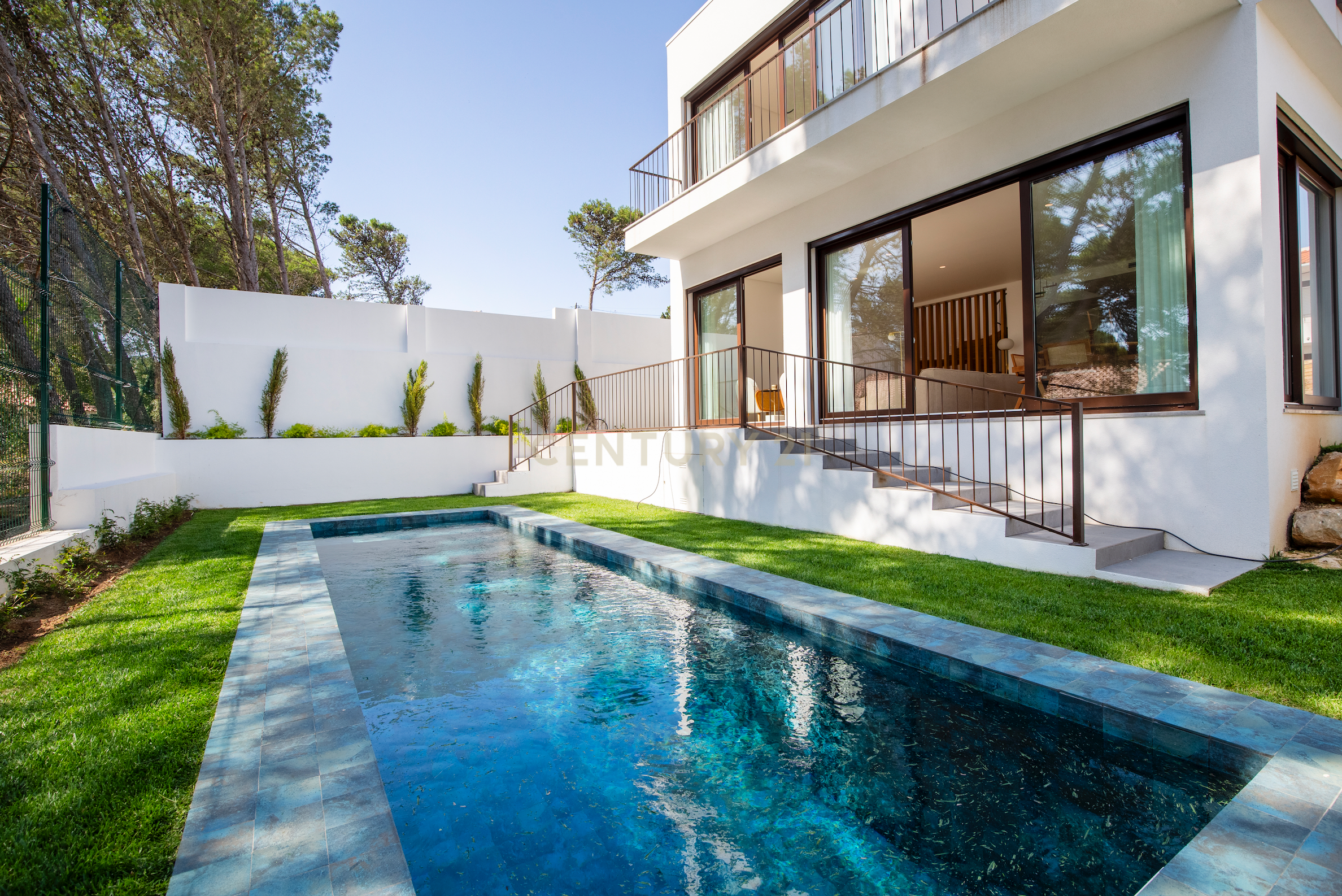 Moradia T3+1 em Murches | Lote 340m² | Piscina | Jardim | Garagem - Image 2