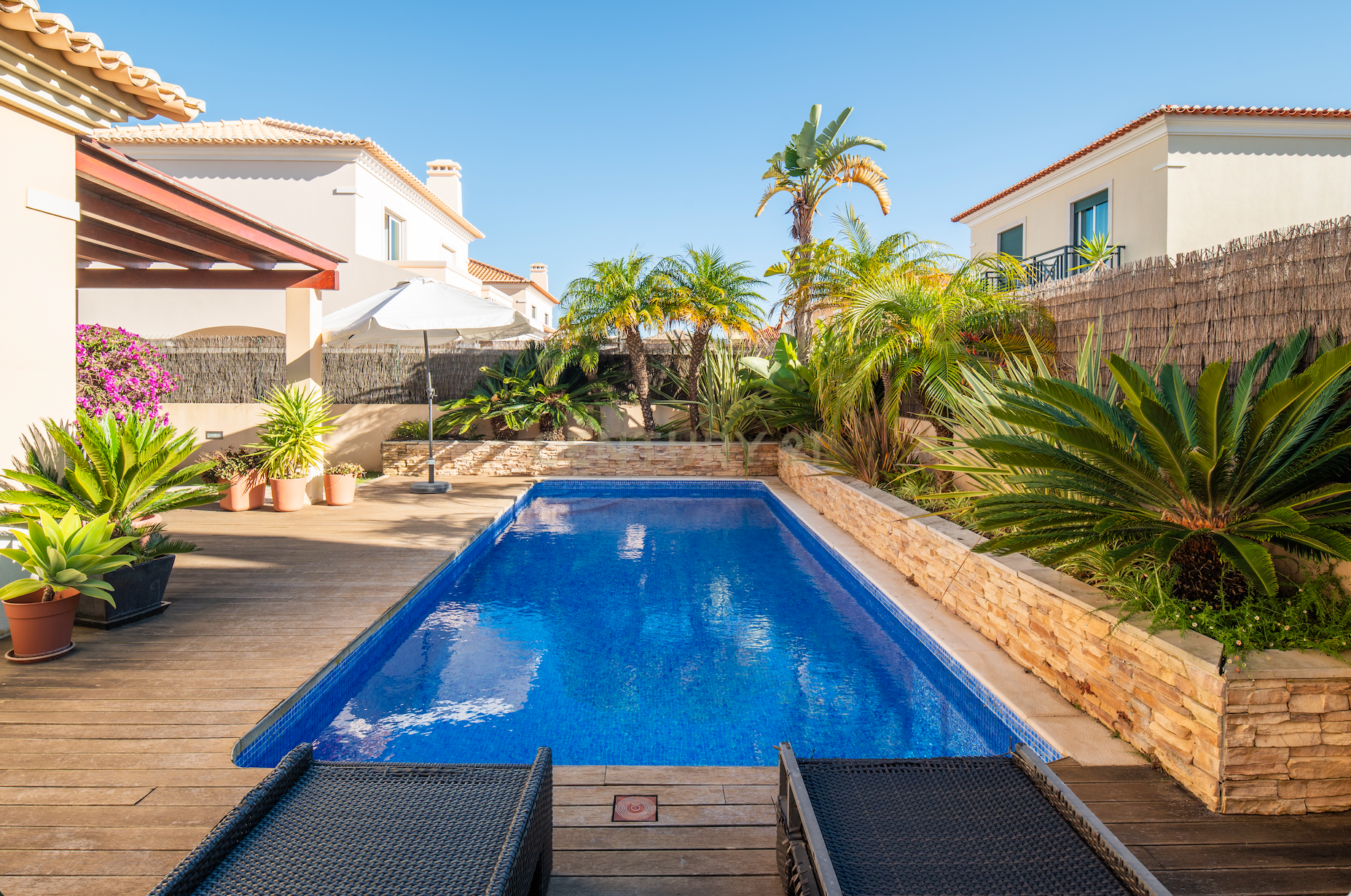 Moradia T4+1 com Piscina Privativa, Churrasqueira e Garagem - Image 2