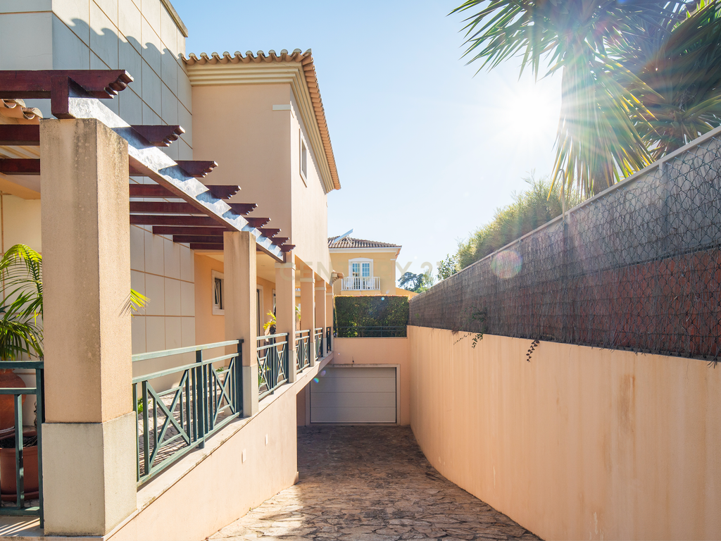 Moradia T4+1 com Piscina Privativa, Churrasqueira e Garagem - Image 42