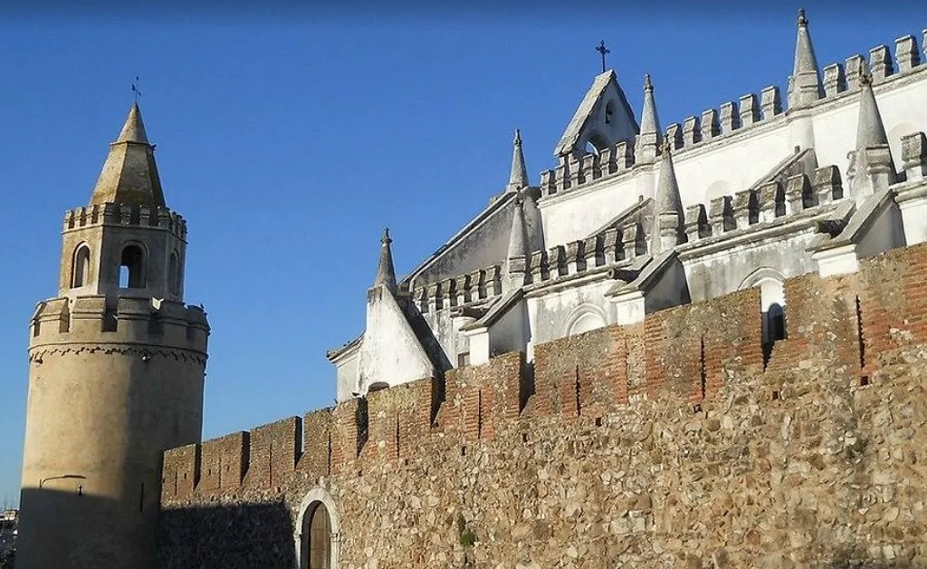 Moradia com quintal para remodelação em Viana do Alentejo - Image 17
