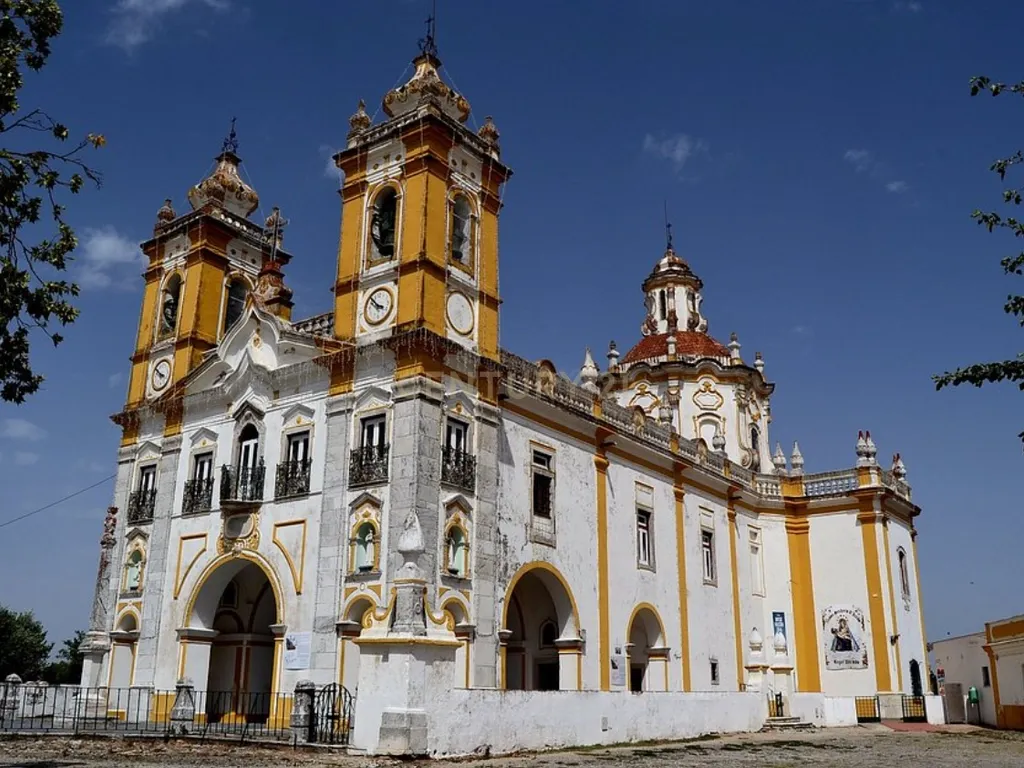 Moradia com quintal para remodelação em Viana do Alentejo - Image 18
