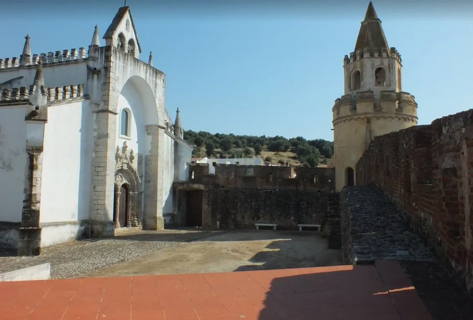 Moradia com quintal para remodelação em Viana do Alentejo - Image 19