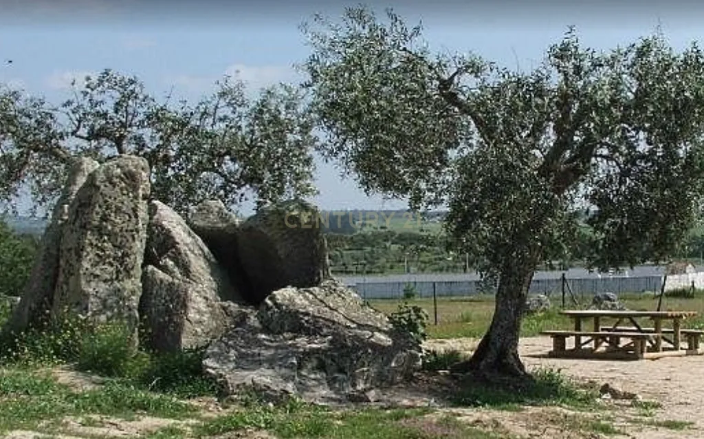 Moradia com quintal para remodelação em Viana do Alentejo - Image 20