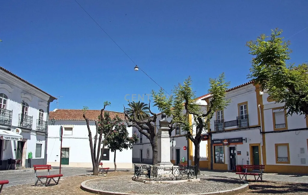 Moradia com quintal para remodelação em Viana do Alentejo - Image 21