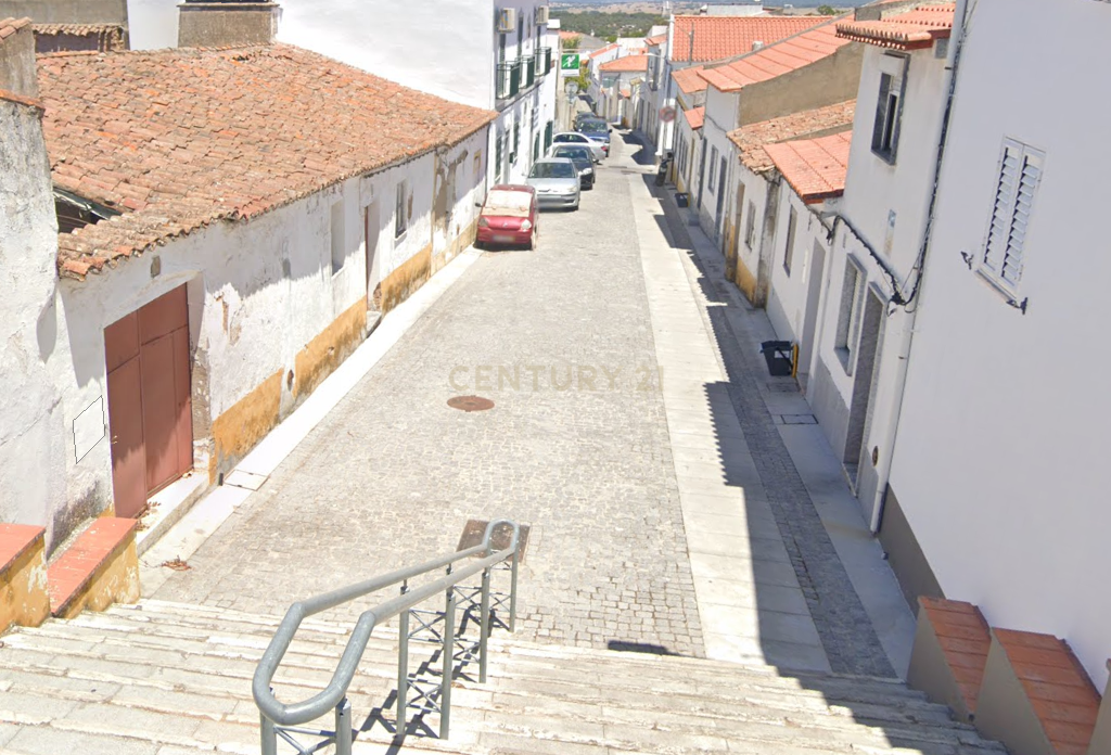 Moradia com quintal para remodelação em Viana do Alentejo - Image 13