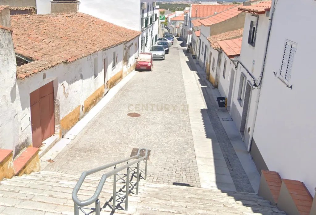 Moradia com quintal para remodelação em Viana do Alentejo - Image 13