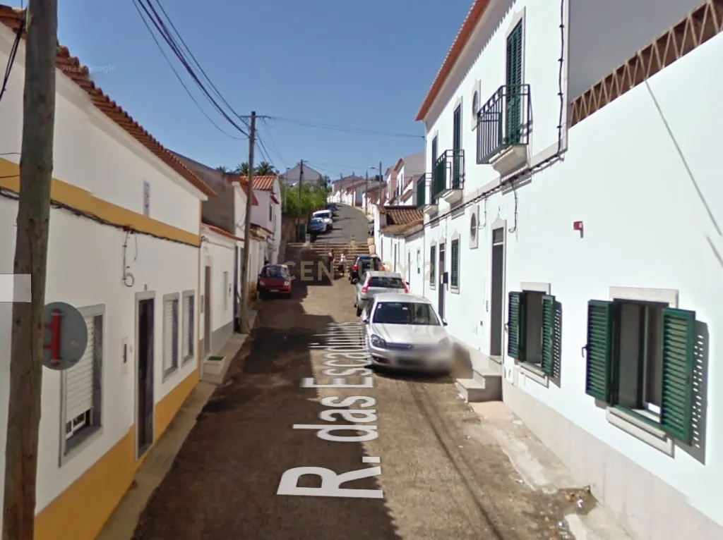Moradia com quintal para remodelação em Viana do Alentejo - Image 12