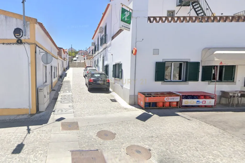 Moradia com quintal para remodelação em Viana do Alentejo - Image 14